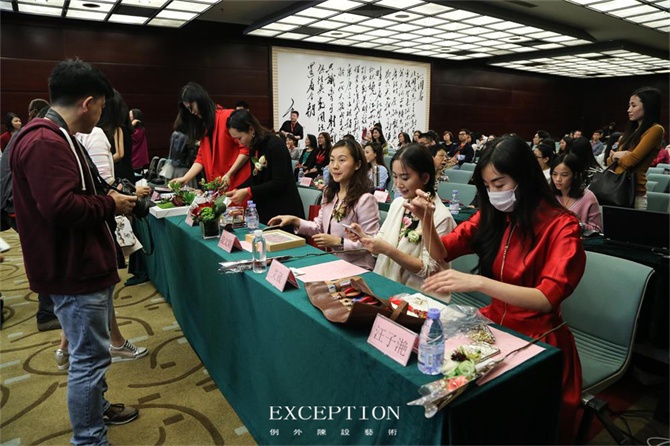 “十雅”魅力綻放，你們注意到女神手上的藍色錦魚了嗎？-別墅設計,軟裝設計,室內(nèi)設計,豪宅設計,深圳例外軟裝設計公司