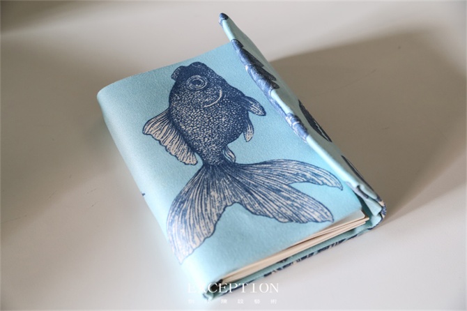 “十雅”魅力綻放，你們注意到女神手上的藍色錦魚了嗎？-別墅設計,軟裝設計,室內(nèi)設計,豪宅設計,深圳例外軟裝設計公司